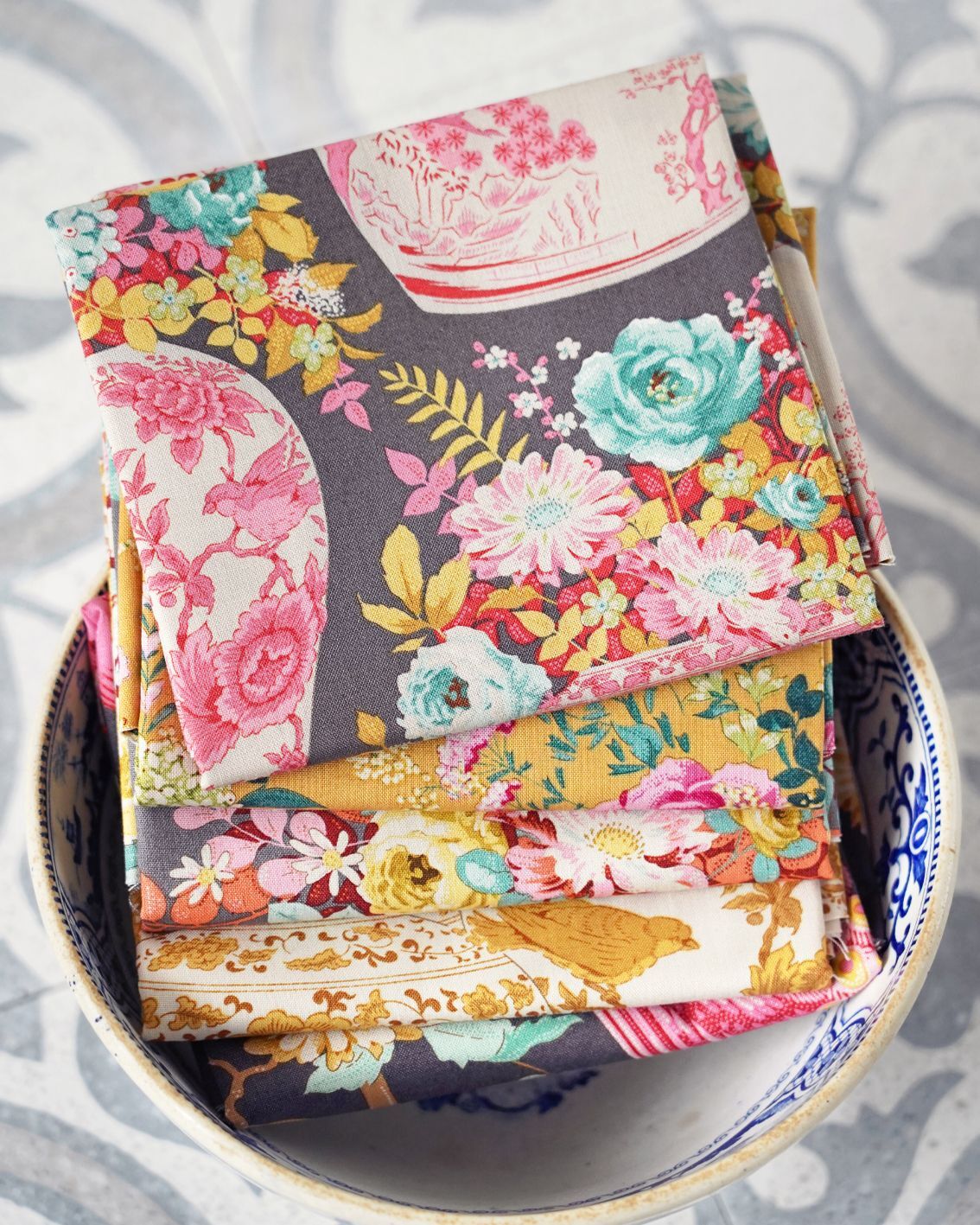 Tilda Chic Escape Grey Fat Quarter Bundle 300129